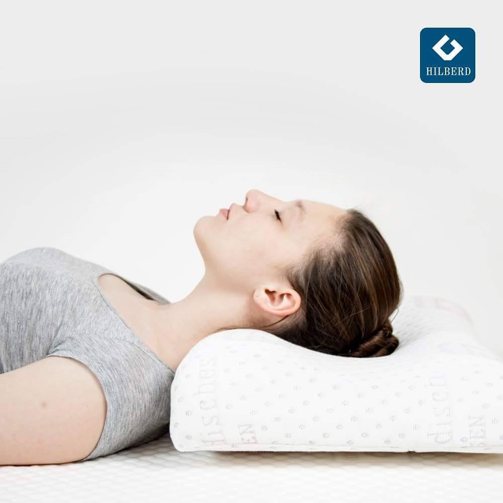 Как спать на ортопедической подушке фото. Ортопедическая подушка высокая. Изогнутая ортопедическая подушка. Ортопедическая подушка для лица.